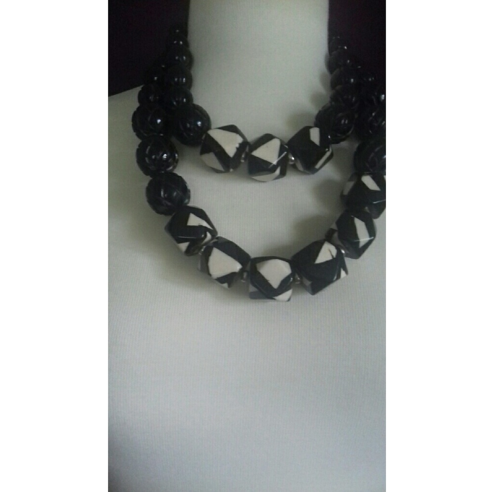 Chico's black and white chunky beaded necklace